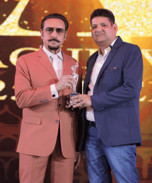 Award_by_Gulshan_Grover_1_